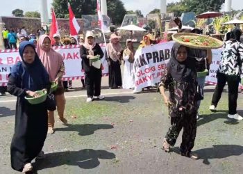 Ratusan Warga Batang Unjuk Rasa Tuntut Perbaikan Jalan Pantura
