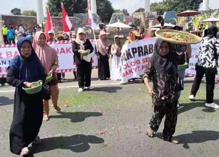 Ratusan Warga Batang Unjuk Rasa Tuntut Perbaikan Jalan Pantura