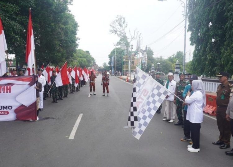 Ribuan Warga Batang Bentangkan Bendera Merah Putih dalam Haul Mbah Surgi 1 Ribuan Warga Batang Bentangkan Bendera Merah Putih dalam Haul Mbah Surgi