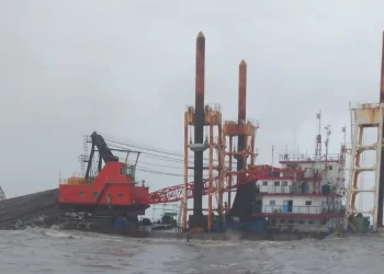 Tiga Kapal Kandas di Pelabuhan Tanjung Emas Akibat Gelombang Tinggi 2 Tiga Kapal Kandas di Pelabuhan Tanjung Emas Akibat Gelombang Tinggi