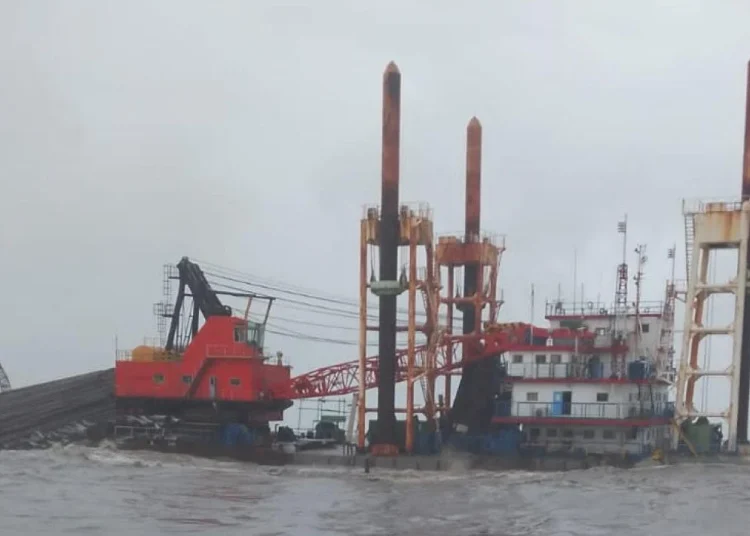 Tiga Kapal Kandas di Pelabuhan Tanjung Emas Akibat Gelombang Tinggi