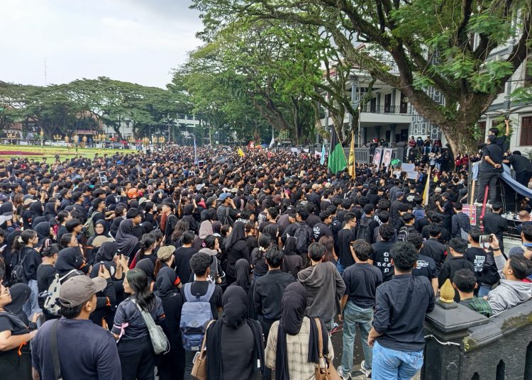 Ribuan Mahasiswa Malang Demo Tolak Efisiensi Anggaran, Bakar Foto Prabowo-Gibran