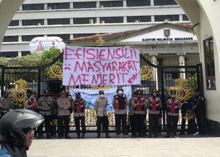 Mahasiswa Semarang Demo Tolak Pemangkasan APBN 2025