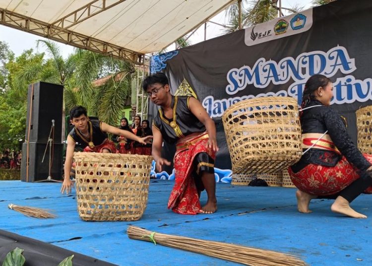Ratusan Pelajar SMAN 2 Batang Tampilkan Tarian Tradisional di Smanda Javanese Festival