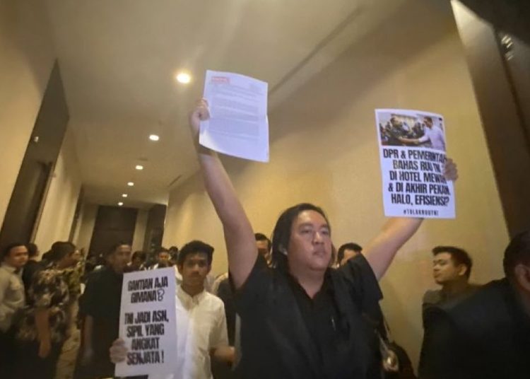 Koalisi Masyarakat Sipil Geruduk Rapat Tertutup Pembahasan RUU TNI di Hotel Fairmont 1 Koalisi Masyarakat Sipil Geruduk Rapat Tertutup Pembahasan RUU TNI di Hotel Fairmont