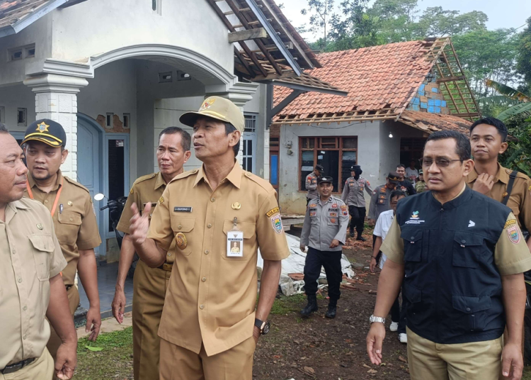 Angin Puting Beliung Terjang Batang, 60 Rumah Rusak Parah
