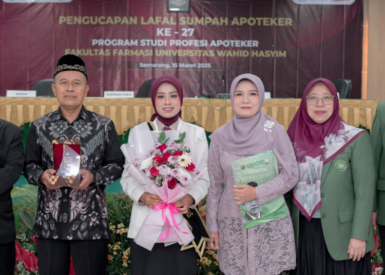 Unwahas Semarang Gelar Pengambilan Sumpah Apoteker ke-27, Sabila Rusdiana Raih IPK Sempurna 4.0