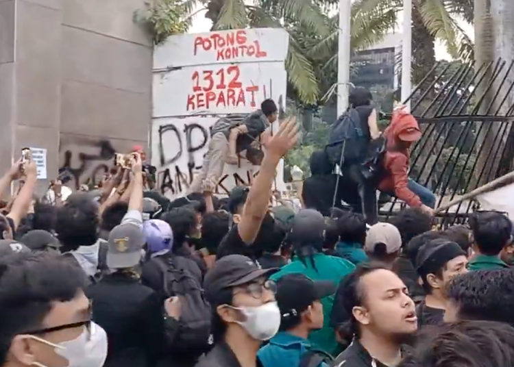 Massa Demo Tolak RUU TNI Jebol Pagar Gedung DPR RI 1 Massa Demo Tolak RUU TNI Jebol Pagar Gedung DPR RI
