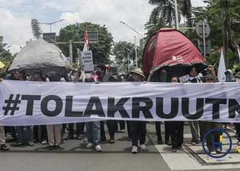 DPR Sahkan Revisi UU TNI 2025, Disambut Aksi Demonstrasi Penolakan oleh Masyarakat Sipil 8 DPR Sahkan Revisi UU TNI 2025, Disambut Aksi Demonstrasi Penolakan oleh Masyarakat Sipil