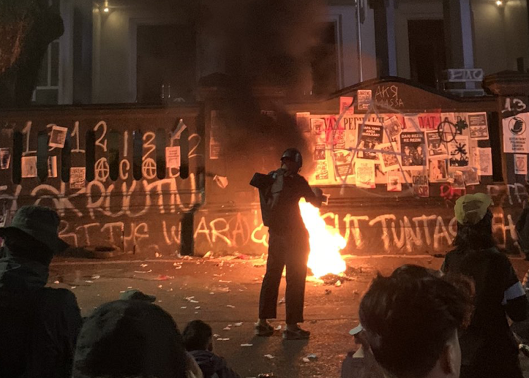 Aksi Massa Arek-Arek Malang Tolak UU TNI Memanas di Depan Gedung DPRD Kota Malang