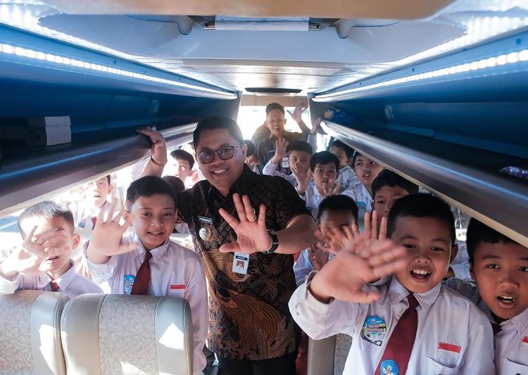 Pemkot Magelang Luncurkan Transportasi Wisata Gratis, Edukasi Sejarah dan Lingkungan bagi Pelajar SD 1 Pemkot Magelang Luncurkan Transportasi Wisata Gratis, Edukasi Sejarah dan Lingkungan bagi Pelajar SD