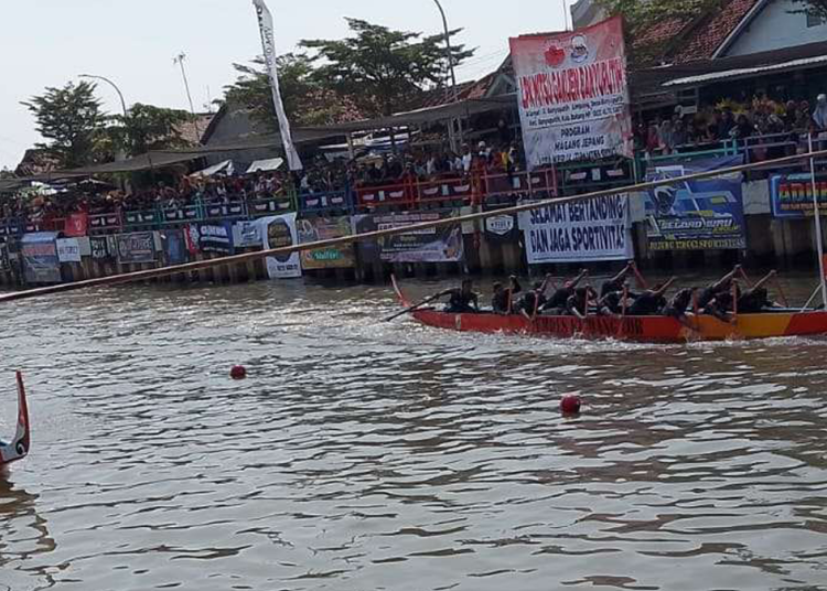 Bupati Faiz Kurniawan Dukung Pelestarian Tradisi Lomba Dayung di Kabupaten Batang 1 Bupati Faiz Kurniawan Dukung Pelestarian Tradisi Lomba Dayung di Kabupaten Batang