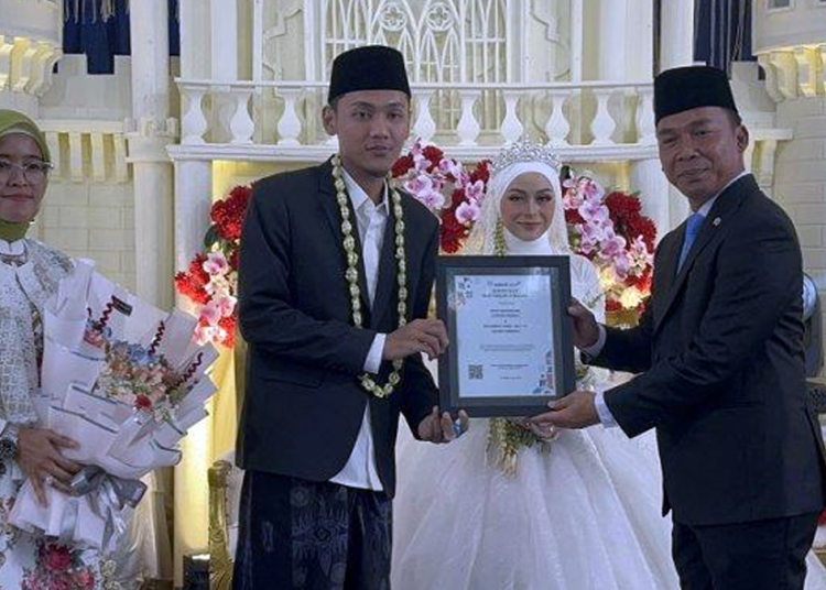 Datang Tak Diundang, Menteri Wihaji Kejutkan Pasangan Pengantin dan Beri Sertifikat SIMIL
