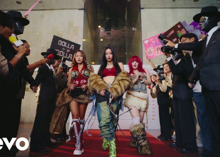 Lirik Lagu DOLLA – MWA! (Official Music Video)