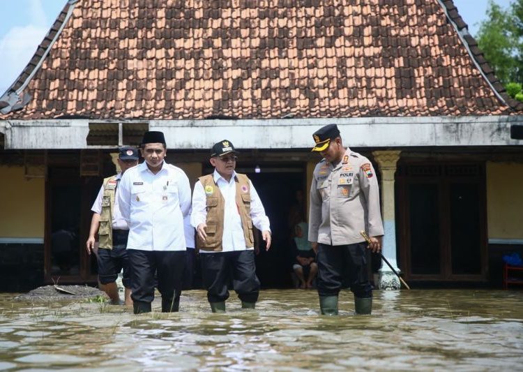 Wagub Jateng Salurkan Bantuan Rp253,46 Juta untuk Korban Banjir di Grobogan 1 Wagub Jateng Salurkan Bantuan Rp253,46 Juta untuk Korban Banjir di Grobogan
