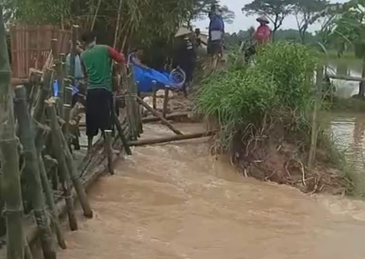 Tanggul Jebol di 3 Desa Kab Pati, Ratusan Keluarga Terdampak Banjir 1 Tanggul Jebol di 3 Desa Kab Pati, Ratusan Keluarga Terdampak Banjir