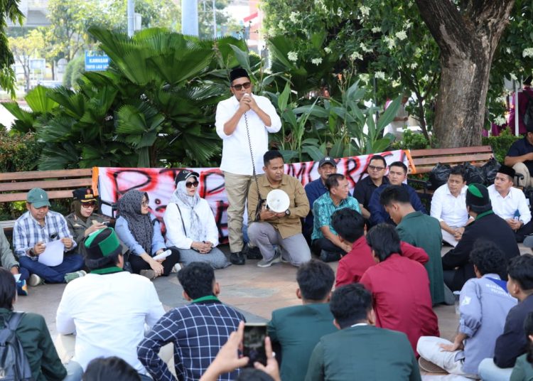 Pimpinan DPRD Jateng Temui Pendemo, Mohammad Saleh Pastikan Tindak Lanjuti Tuntutan Mahasiswa 1 Pimpinan DPRD Jateng Temui Pendemo, Mohammad Saleh Pastikan Tindak Lanjuti Tuntutan Mahasiswa
