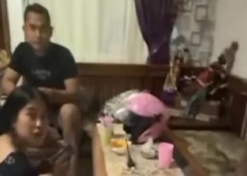 Ajudan Bupati Selingkuh dengan Janda Anak Dua, Videonya Viral di Media Sosial 2 Ajudan Bupati Selingkuh dengan Janda Anak Dua, Videonya Viral di Media Sosial